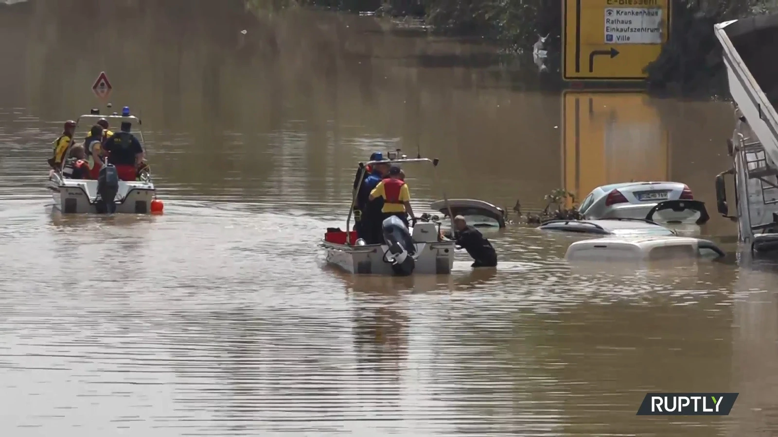 Avusturya'daki sel felaketinden Türk çifti komşuları kurtardı
